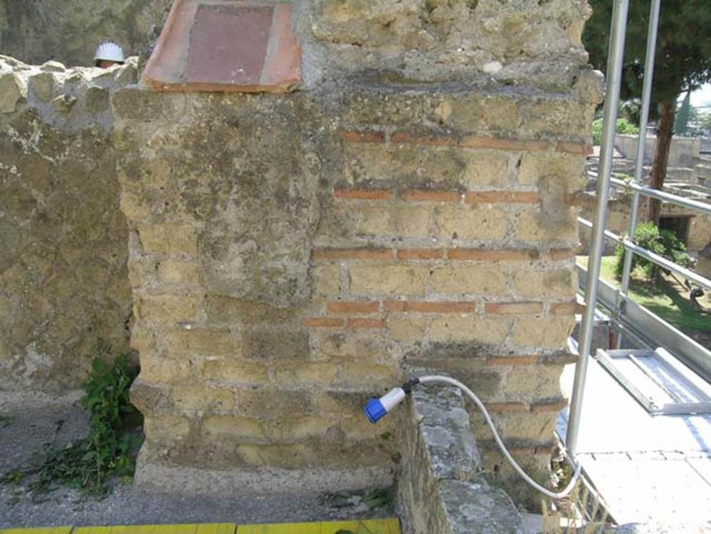 Ins Or II.9, Herculaneum. May 2006.
Looking south-west from window/doorway on second upper floor. Photo courtesy of Nicolas Monteix.